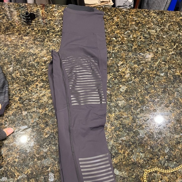 Lululemon leggings size 6